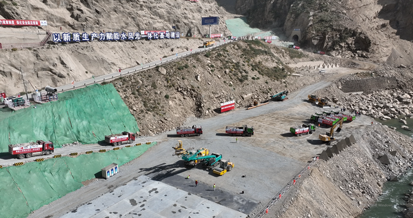 截流现场照片。崔晨天 摄.png