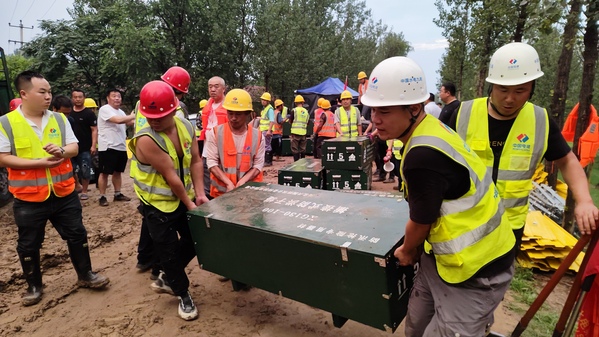 2023年8月1日,雄安电建智汇城项目部积极响号召,组建突击队驰援抗洪一线,奔赴雄县张青口大清河两岸抗洪现场,筑牢群众生命财产安全堤坝。(摄:四公司 杨 西) (1).jpg