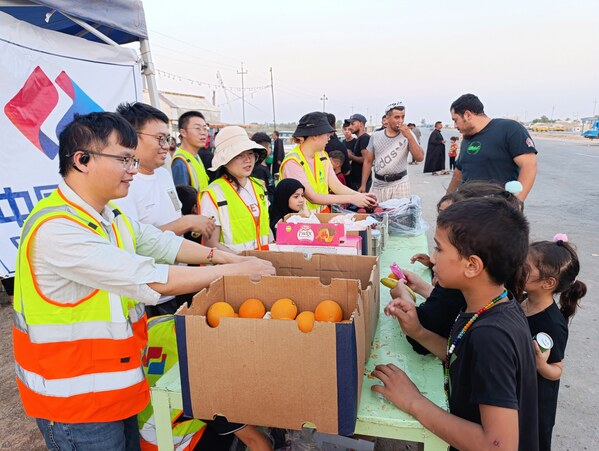 志愿者在伊拉克示范学校项目,连续三年守护朝觐之路,开展“情满中伊,爱满人间”公益活动——在朝觐路旁设立补给站,免费发放食品、水果和饮用水,给往来的朝觐者送去清凉与关爱,获得了当地民众在社交平台 上的频频点赞(1).jpg