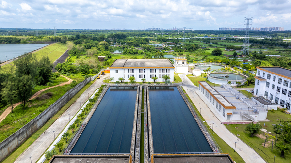 海口永庄水厂深度处理后的饮用水.jpg