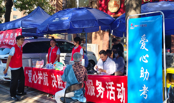 6,山东电建公司以暖心护航高考 以志愿传递温情.jpg